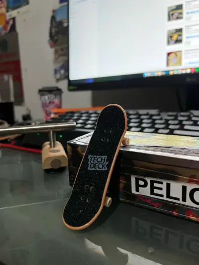 Fingerboard Tech Deck con diseño gráfico - miniatura 1