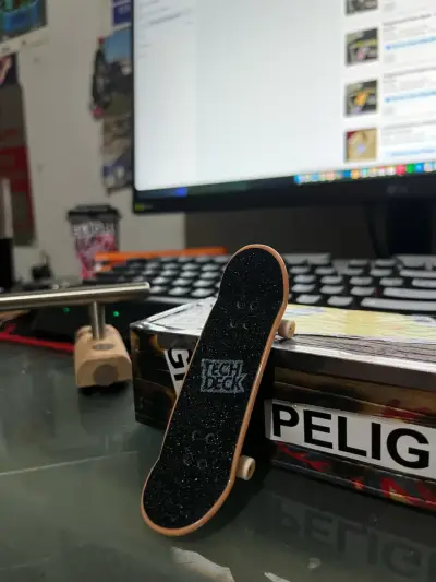 Fingerboard Tech Deck con diseño gráfico - miniatura 2