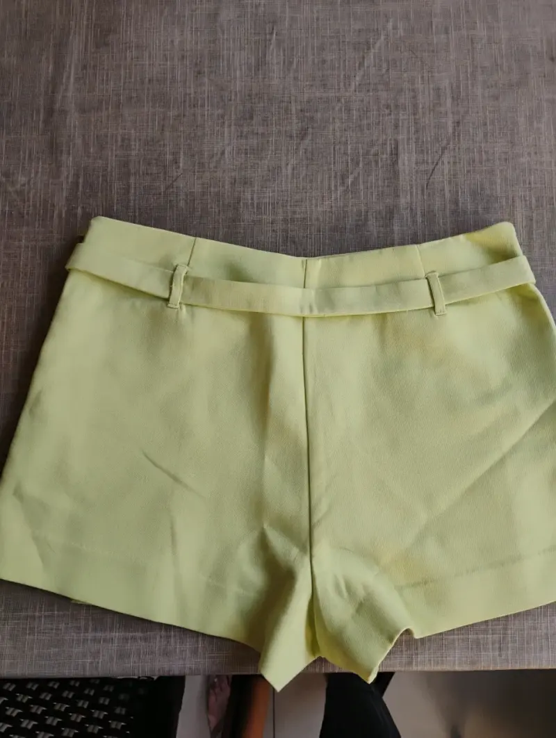 Shorts amarillos de mujer en buen estado