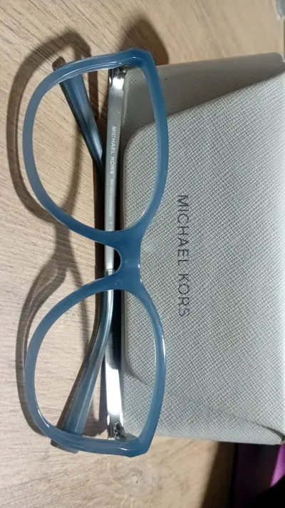 Estuche para gafas Michael Kors blanco y marcos - miniatura 1