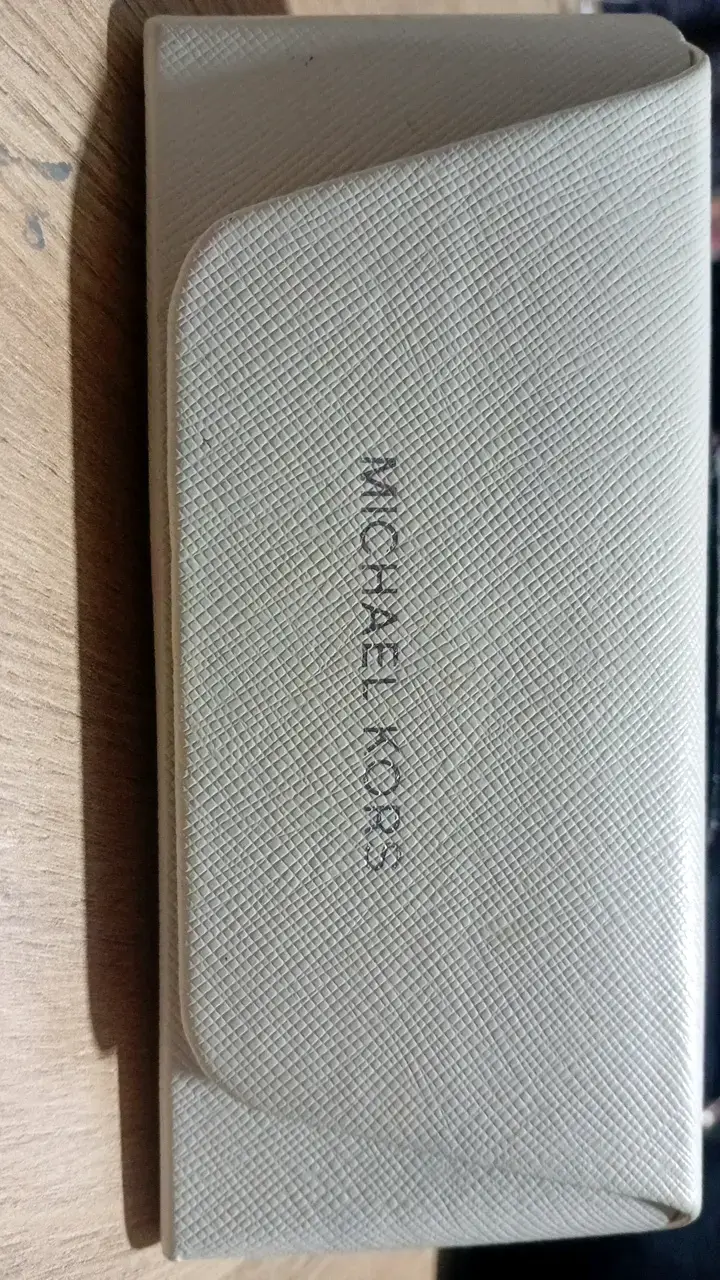Estuche para gafas Michael Kors blanco y marcos - 2