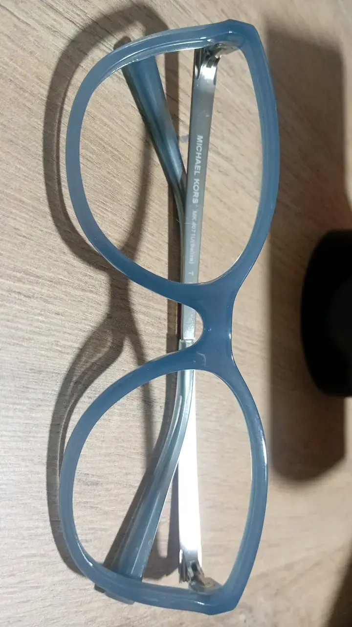 Estuche para gafas Michael Kors blanco y marcos - 3