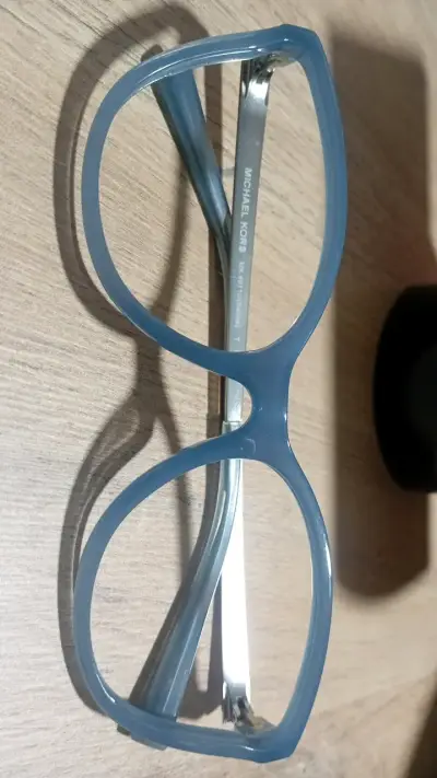 Estuche para gafas Michael Kors blanco y marcos - miniatura 3