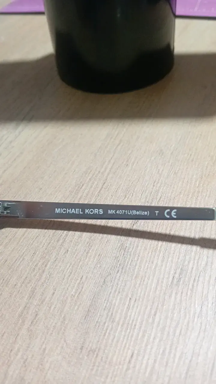 Estuche para gafas Michael Kors blanco y marcos - 4
