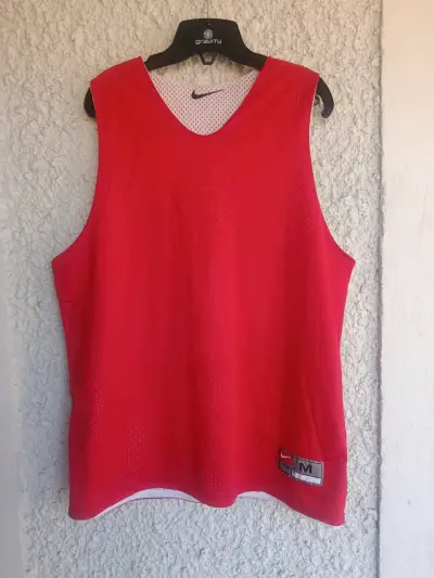 Camiseta deportiva sin mangas Nike roja - miniatura 1