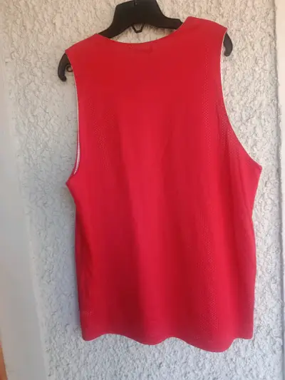 Camiseta deportiva sin mangas Nike roja - miniatura 3
