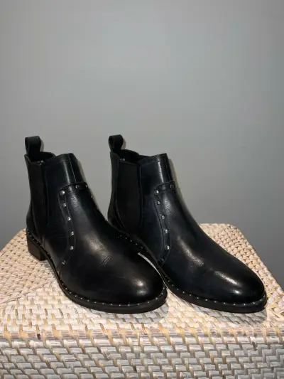 Botines negros de cuero con tachas - miniatura 1