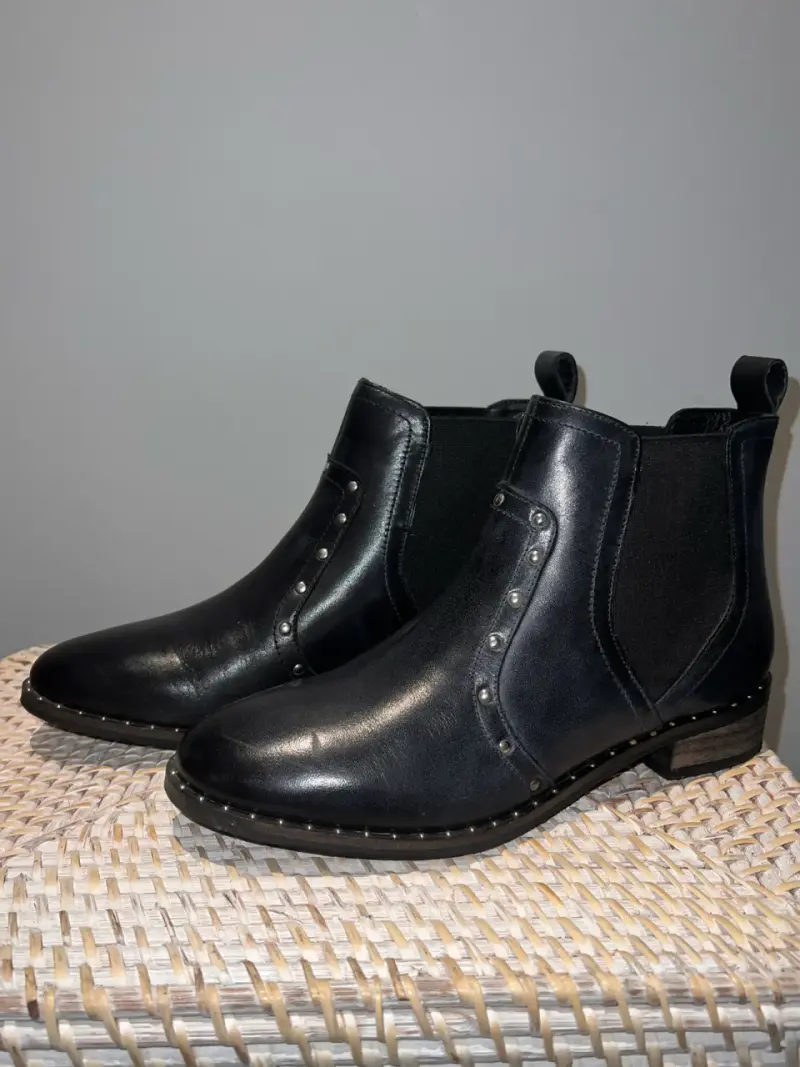 Botines negros de cuero con tachas - 3