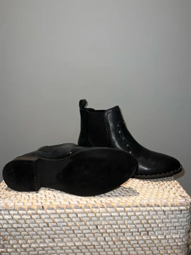 Botines negros de cuero con tachas - 4