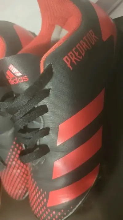 Botines de fútbol Adidas Predator negros y rojos - miniatura 1