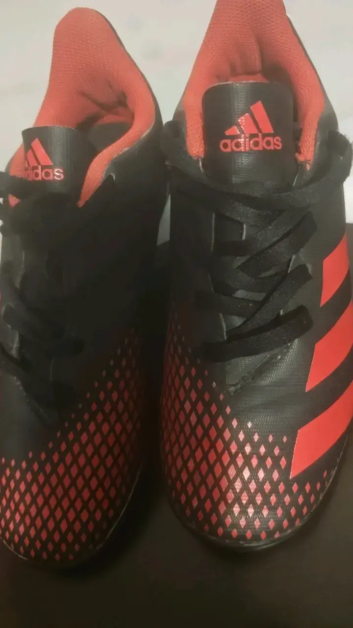 Botines de fútbol Adidas Predator negros y rojos - 2