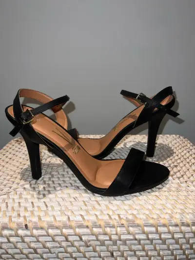Sandalias de tacón alto negras elegantes - miniatura 1