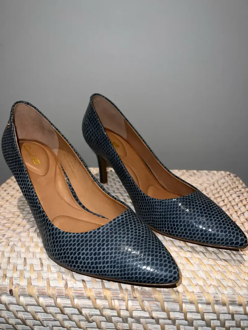 Zapatos de tacón azul con diseño elegante - 1