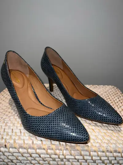 Zapatos de tacón azul con diseño elegante - miniatura 1