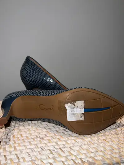Zapatos de tacón azul con diseño elegante - miniatura 2