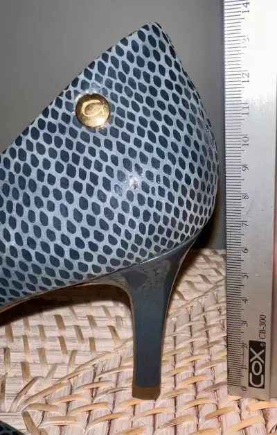 Zapatos de tacón azul con diseño elegante - miniatura 3