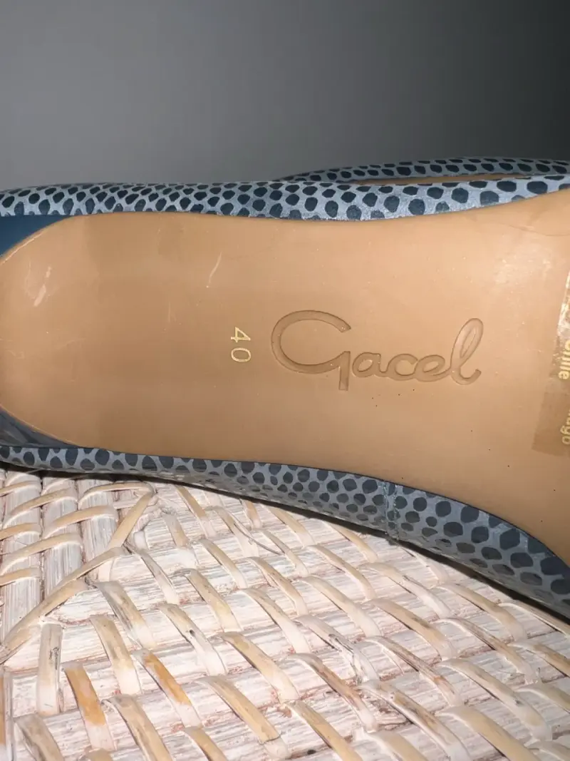 Zapatos de tacón azul con diseño elegante - 4