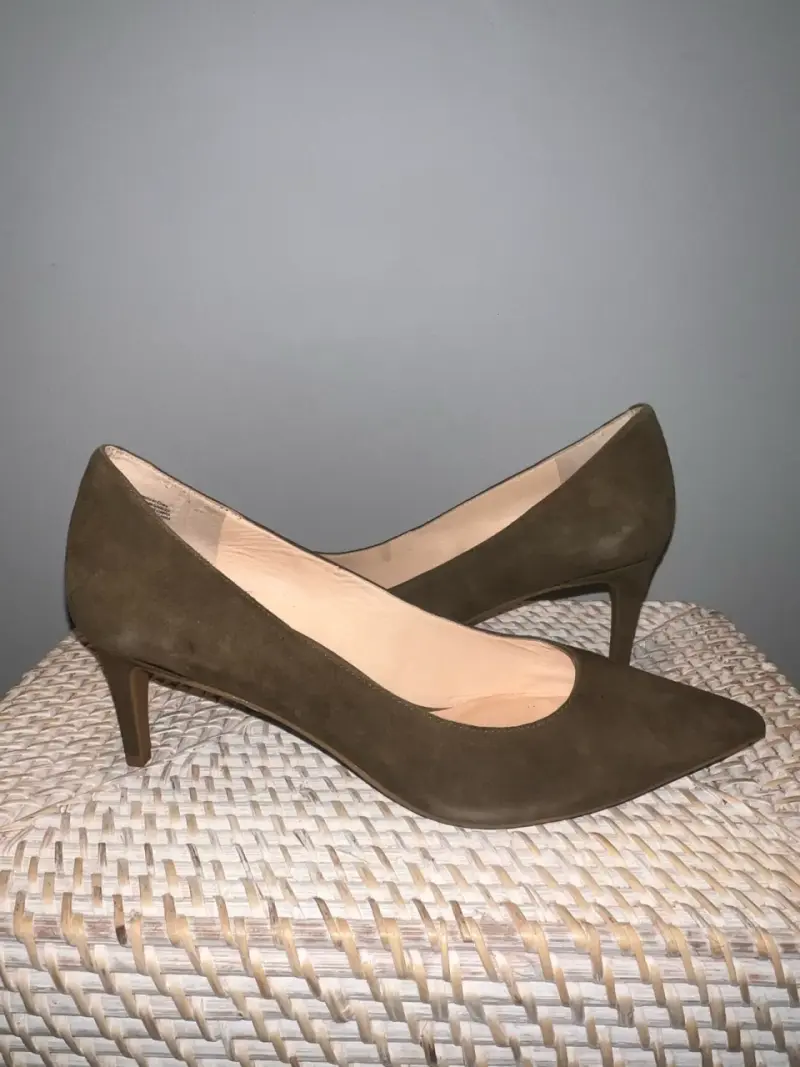 Zapatos de tacón bajo color verde musgo elegante - 1