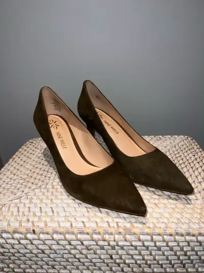 Zapatos de tacón bajo color verde musgo elegante - miniatura 2
