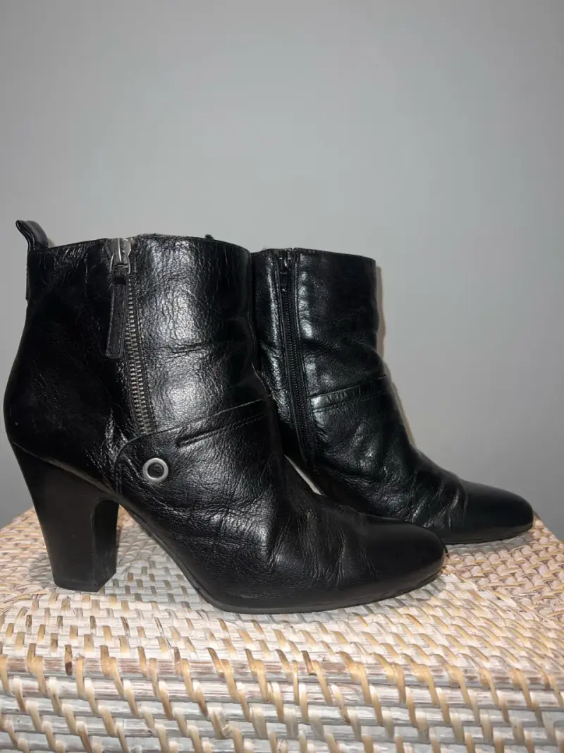 Botines de cuero negro con tacón alto - 1