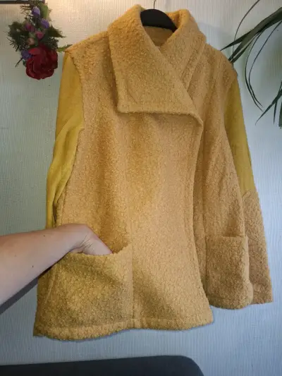 Abrigo de lana amarillo con solapa ancha - miniatura 2