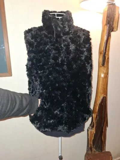 Chaleco de piel sintética negro elegante - miniatura 2