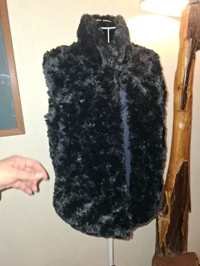 Chaleco de piel sintética negro elegante - miniatura 3