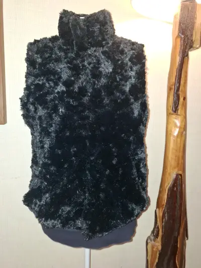 Chaleco de piel sintética negro elegante - miniatura 4