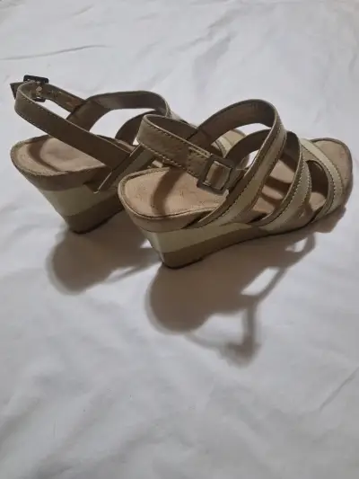 Sandalias de cuña beige talla 38 poco uso - miniatura 2