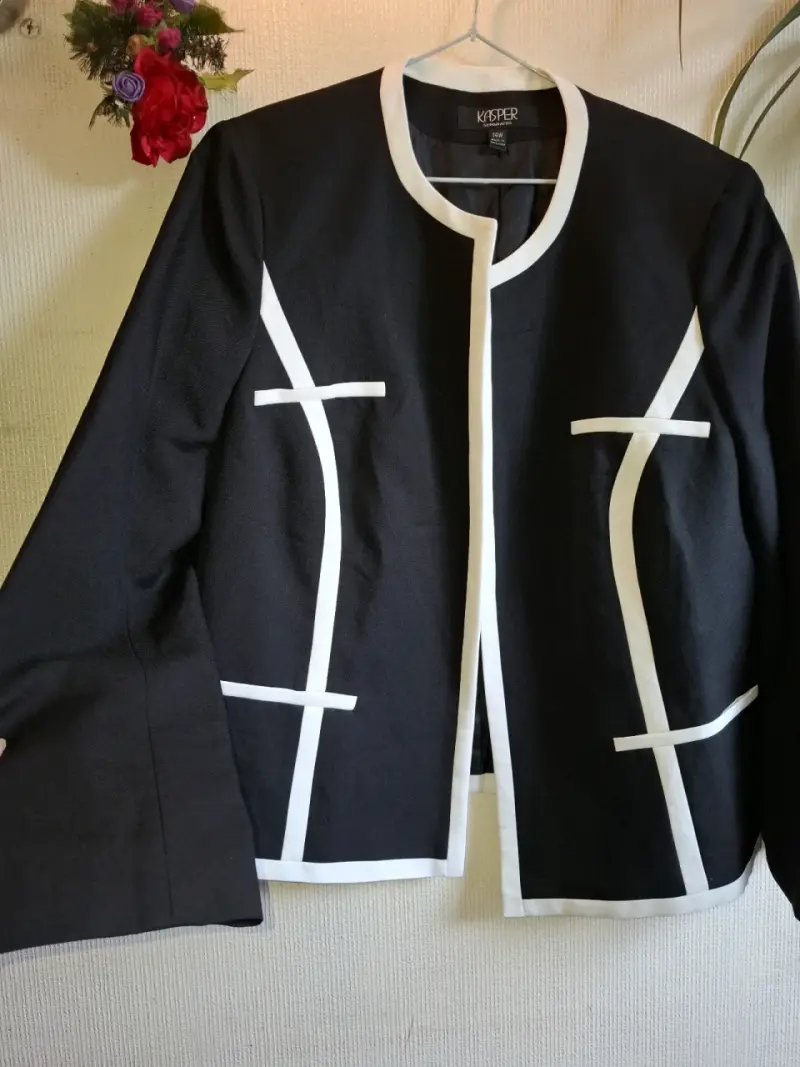 Chaqueta elegante negra con detalles blancos Kasper - 4