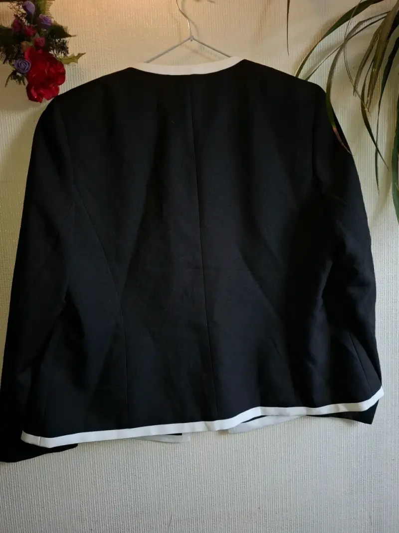 Chaqueta elegante negra con detalles blancos Kasper - 5