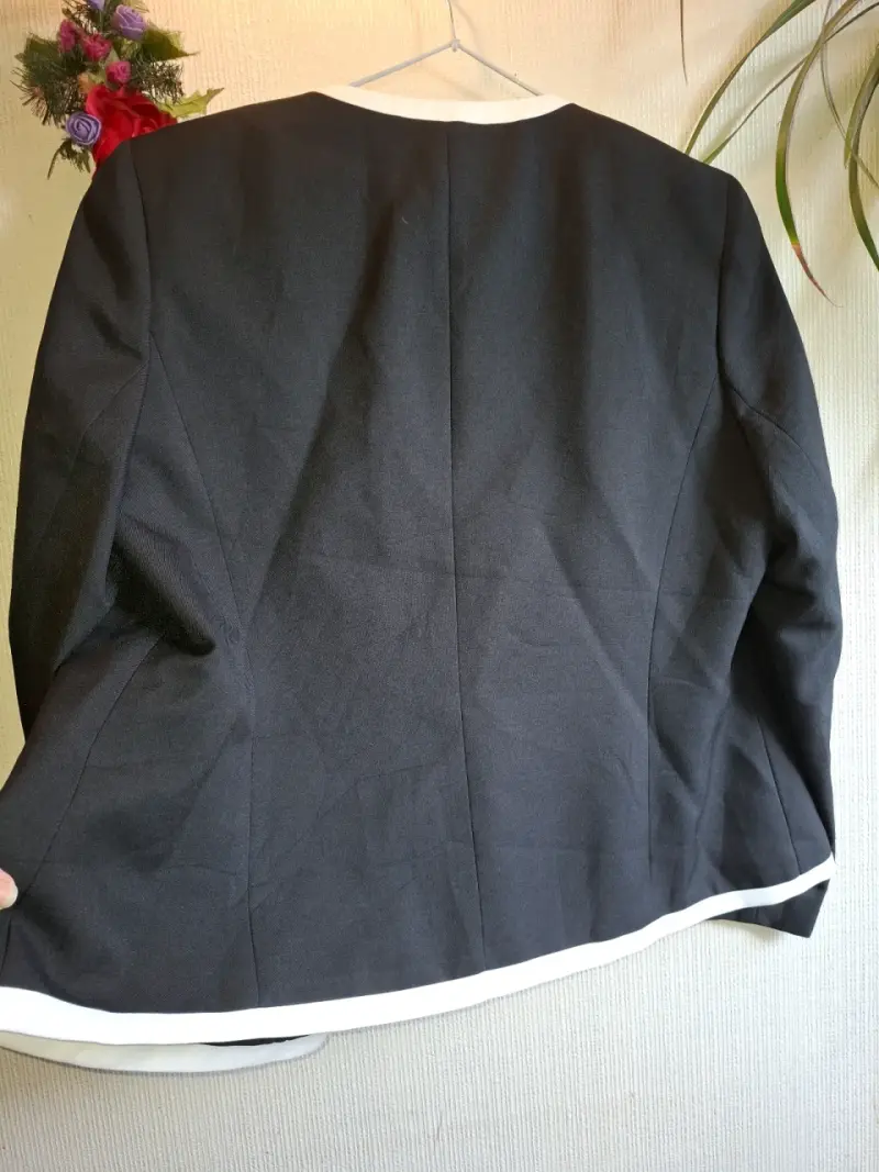 Chaqueta elegante negra con detalles blancos Kasper - 6