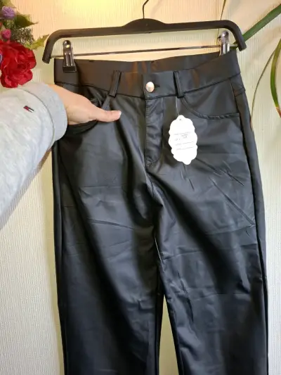 Pantalones de cuero sintético negro para mujer - miniatura 3