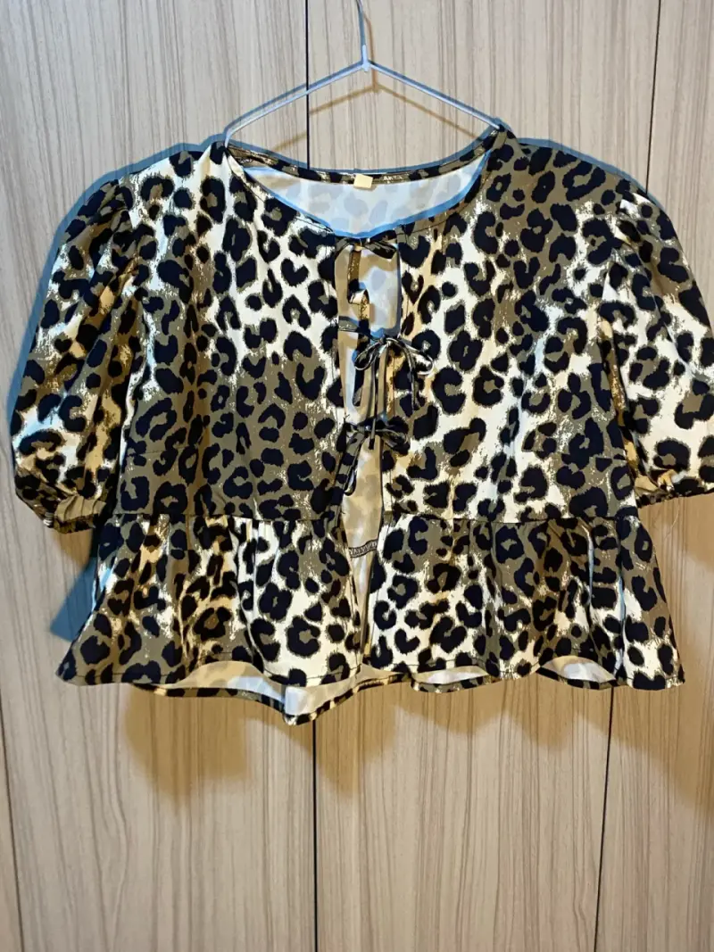 Blusa de mujer estampado leopardo con lazo - 1