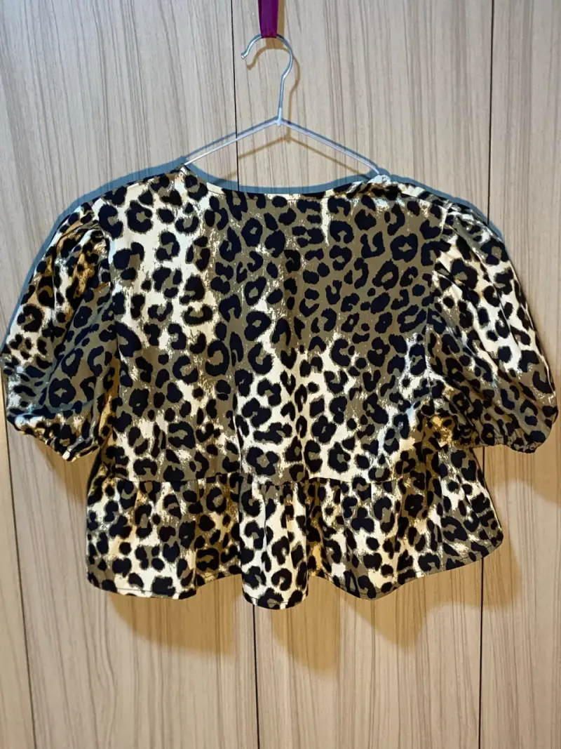 Blusa de mujer estampado leopardo con lazo - 2