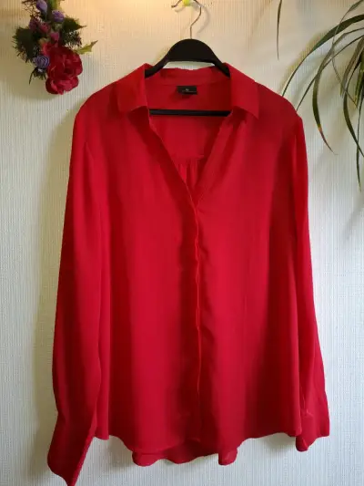 Blusa roja de mujer elegante y cómoda - miniatura 1