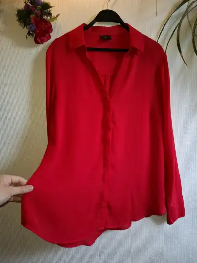 Blusa roja de mujer elegante y cómoda - miniatura 2