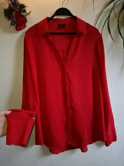 Blusa roja de mujer elegante y cómoda - miniatura 3