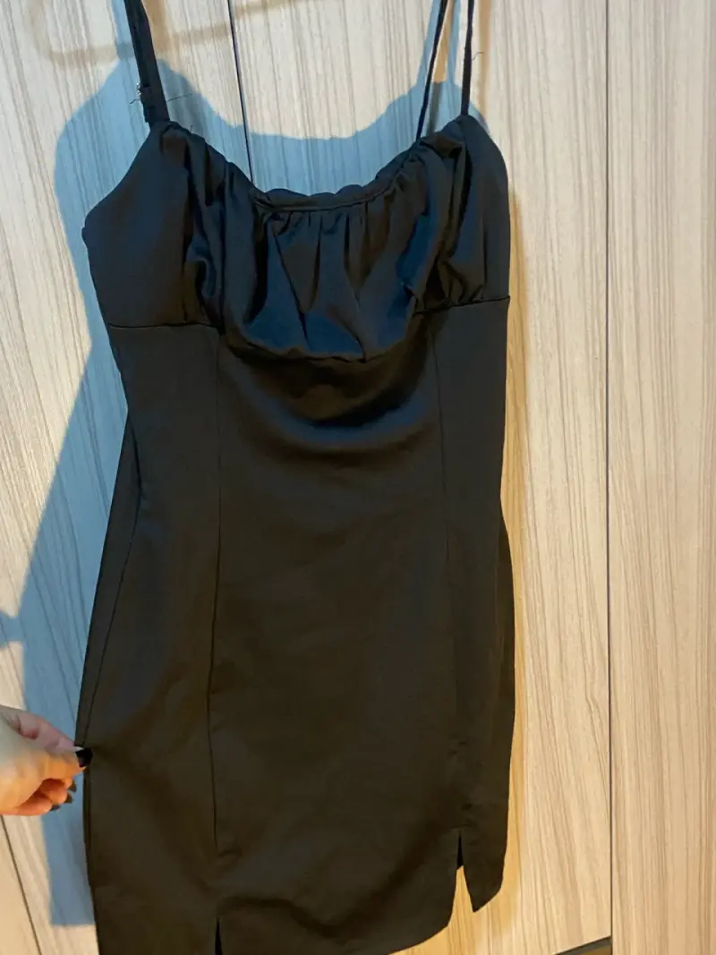 Vestido negro elegante con tirantes
