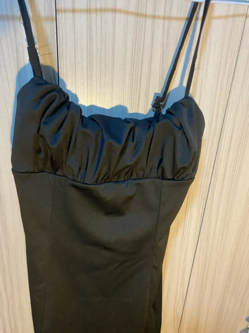 Vestido negro elegante con tirantes - 2