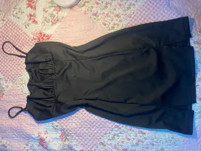 Vestido negro elegante con tirantes - miniatura 3