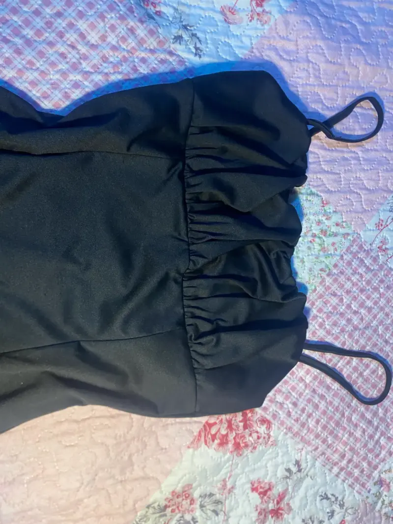 Vestido negro elegante con tirantes - 4