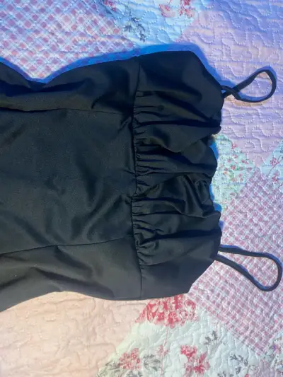 Vestido negro elegante con tirantes - miniatura 4