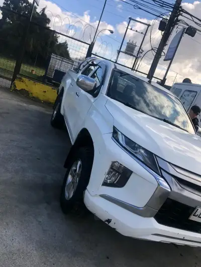 Camioneta Mitsubishi L200 - miniatura 1