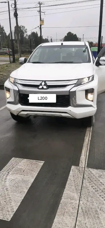 Camioneta Mitsubishi L200 - miniatura 2