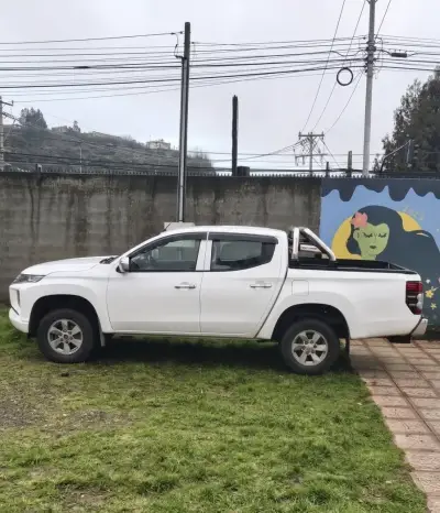 Camioneta Mitsubishi L200 - miniatura 4