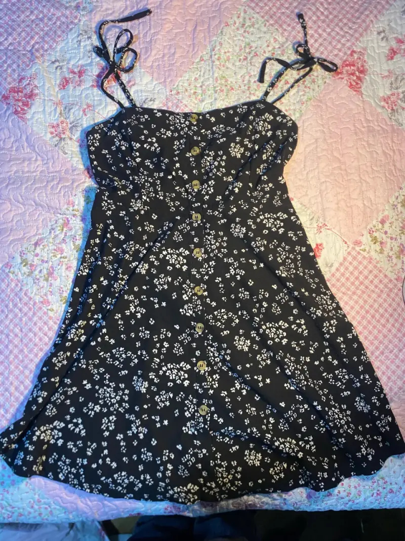 Vestido floral negro con tirantes Index