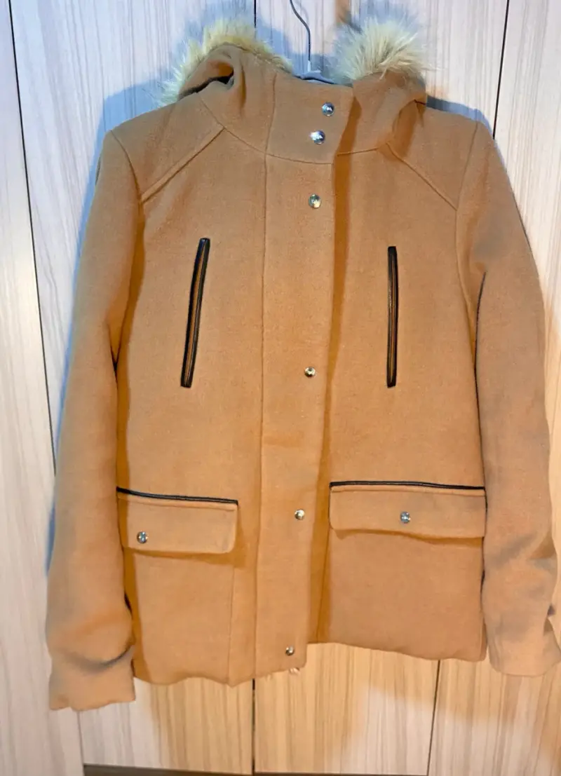 Abrigo de mujer camel con capucha de piel
