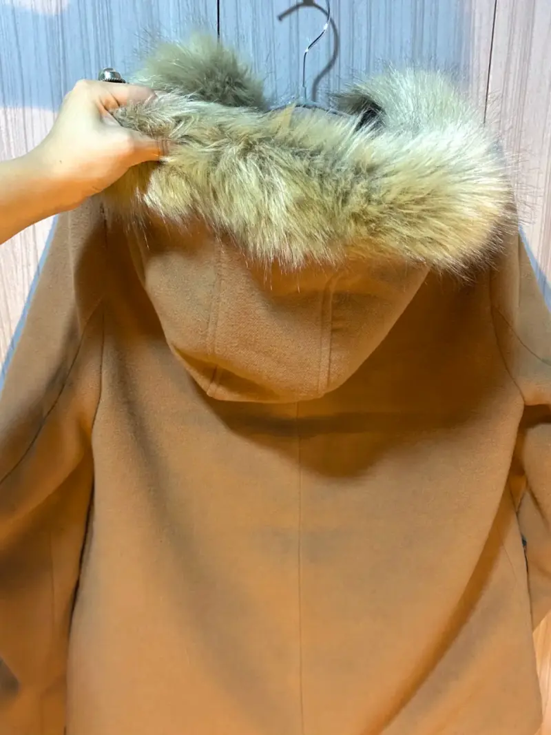 Abrigo de mujer camel con capucha de piel - 2