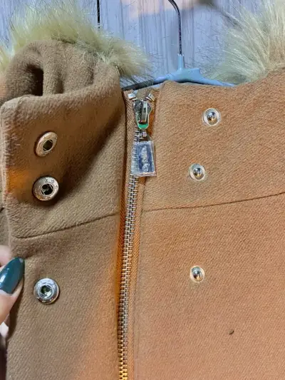 Abrigo de mujer camel con capucha de piel - miniatura 3